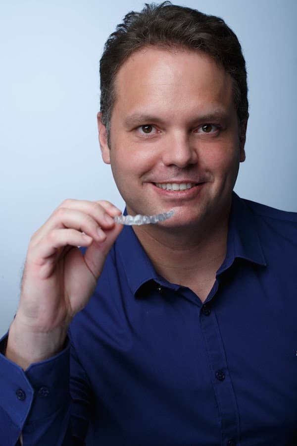 Paciente sorrindo após tratamento